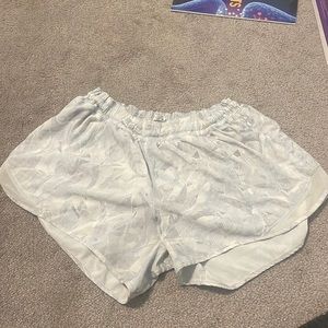 Lululemon size 12 hotty hot 4” shorts